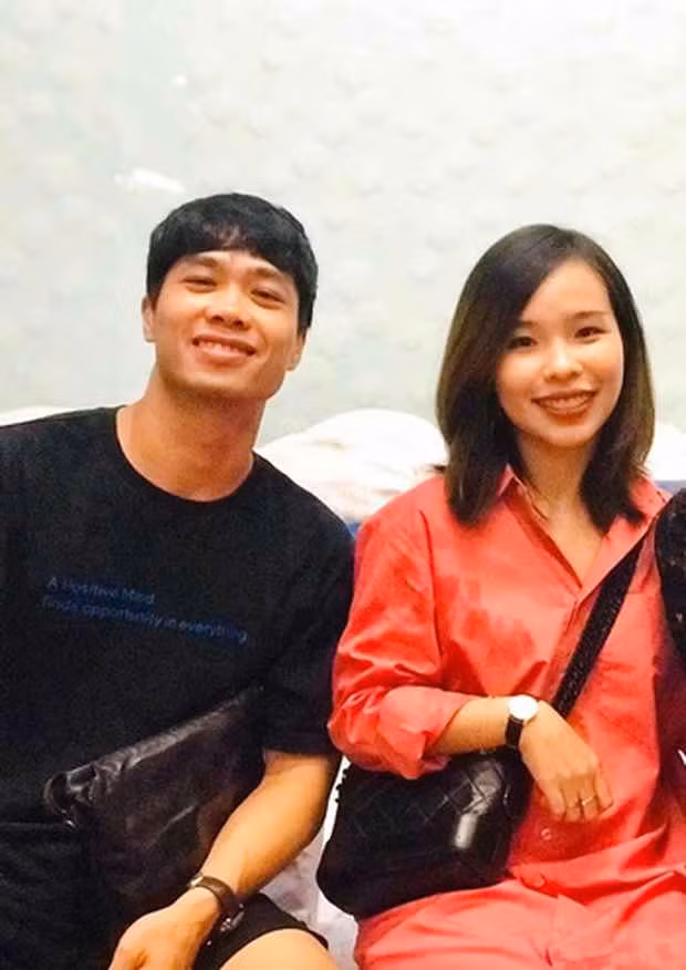 Viên Minh diện áo sơ mi kết hợp cùng chân váy dài khá đơn. Trong khi Công Phượng được người hâm mộ xin chụp ảnh cùng, cô nàng vui vẻ đứng chờ và thân thiện tương tác với chủ quán.