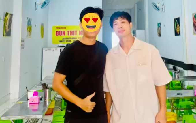 Chủ cửa hàng bún thịt nướng tranh thủ xin check in với Công Phượng.