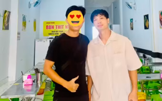 Chủ cửa hàng bún thịt nướng tranh thủ xin check in với Công Phượng.