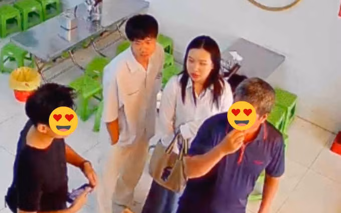 Ngay sau khi trở lại Việt Nam hình ảnh của gia đình Công Phượng đã được hé lộ trên mạng xã hội.