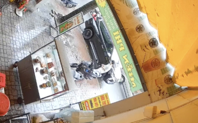 Vợ chồng Công Phượng xuống từ xế hộp vào quán ăn.