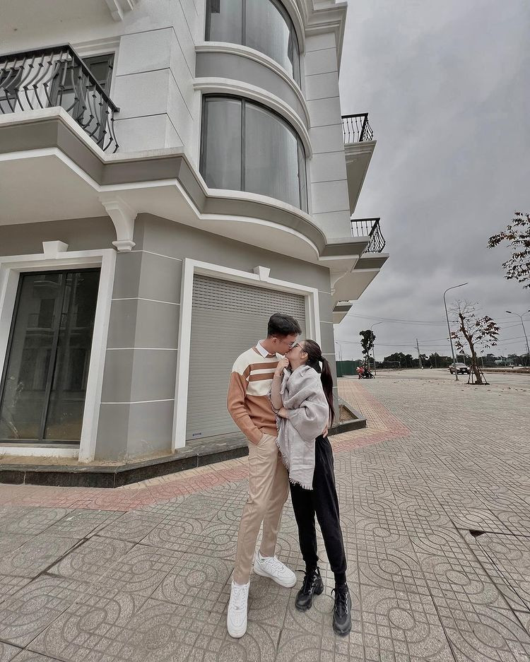 Huyền My và bạn trai không ngại ngần ôm ấp hay thậm chí hôn nhau rồi đăng tải ảnh lên mạng xã hội.