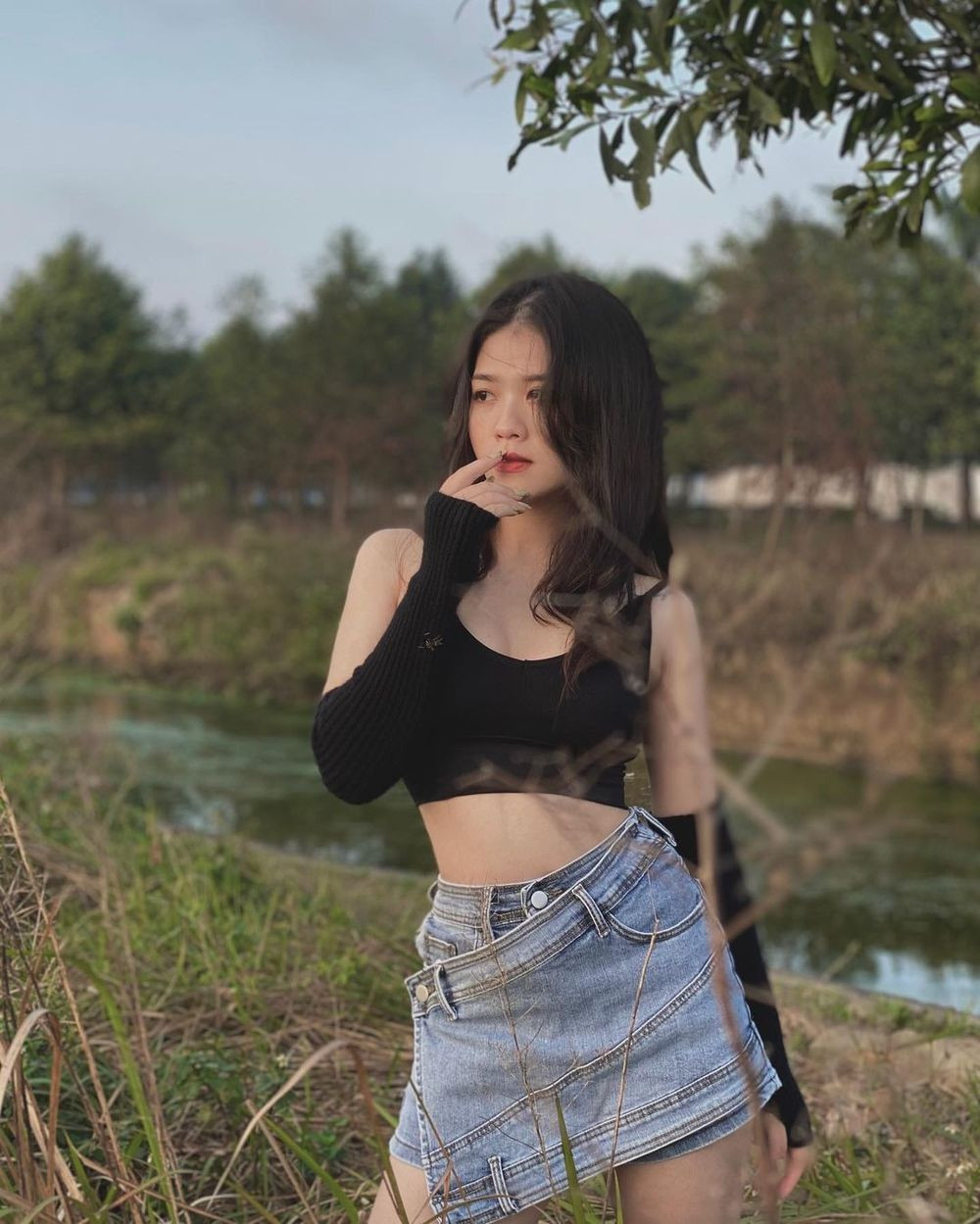 Ngay phía dưới bình luận, cư dân mạng đã gửi lời chúc mừng, mong Huyền My luôn hạnh phúc. Thậm chí, fan còn hớn hở hỏi thăm đến lúc nào người đẹp sẽ lên xe hoa.