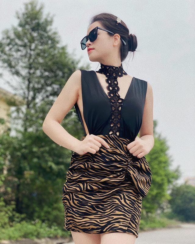 Được biết, Huyền My sở hữu nhan sắc xinh đẹp cùng vóc dáng nóng bỏng. Cô thường xuyên khoe những hình ảnh mặc đồ bó sát để lộ 3 vòng có số đo chuẩn người mẫu.