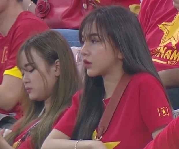 Khoảnh khắc này của Hoàng Đức và bạn gái đã lọt vào ống kính của nhiều phóng viên, qua camera thường.