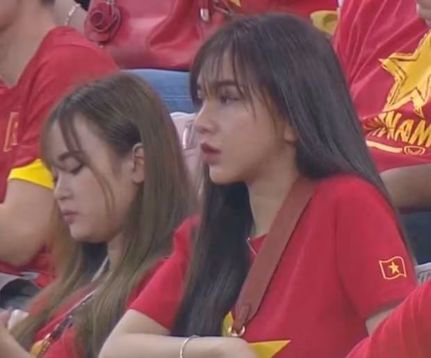 Khoảnh khắc này của Hoàng Đức và bạn gái đã lọt vào ống kính của nhiều phóng viên, qua camera thường.