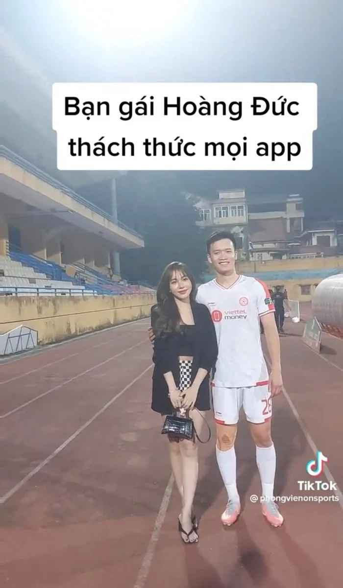 Mới đây, một khoảnh khắc ngọt ngào trên sân bóng của Hoàng Đức và bạn gái bất ngờ viral trở lại trên MXH TikTok khiến nhiều người chú ý.