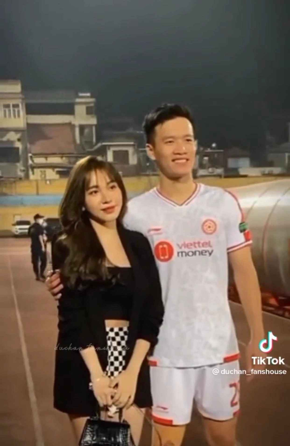 Theo đó, trong trận đấu thuộc khuôn khổ V-League 2022 hồi tháng 10, Gia Hân có mặt để cổ vũ người yêu. Ngay sau khi kết thúc trận đấu, cô nàng xuống sân để chụp ảnh cùng Hoàng Đức.