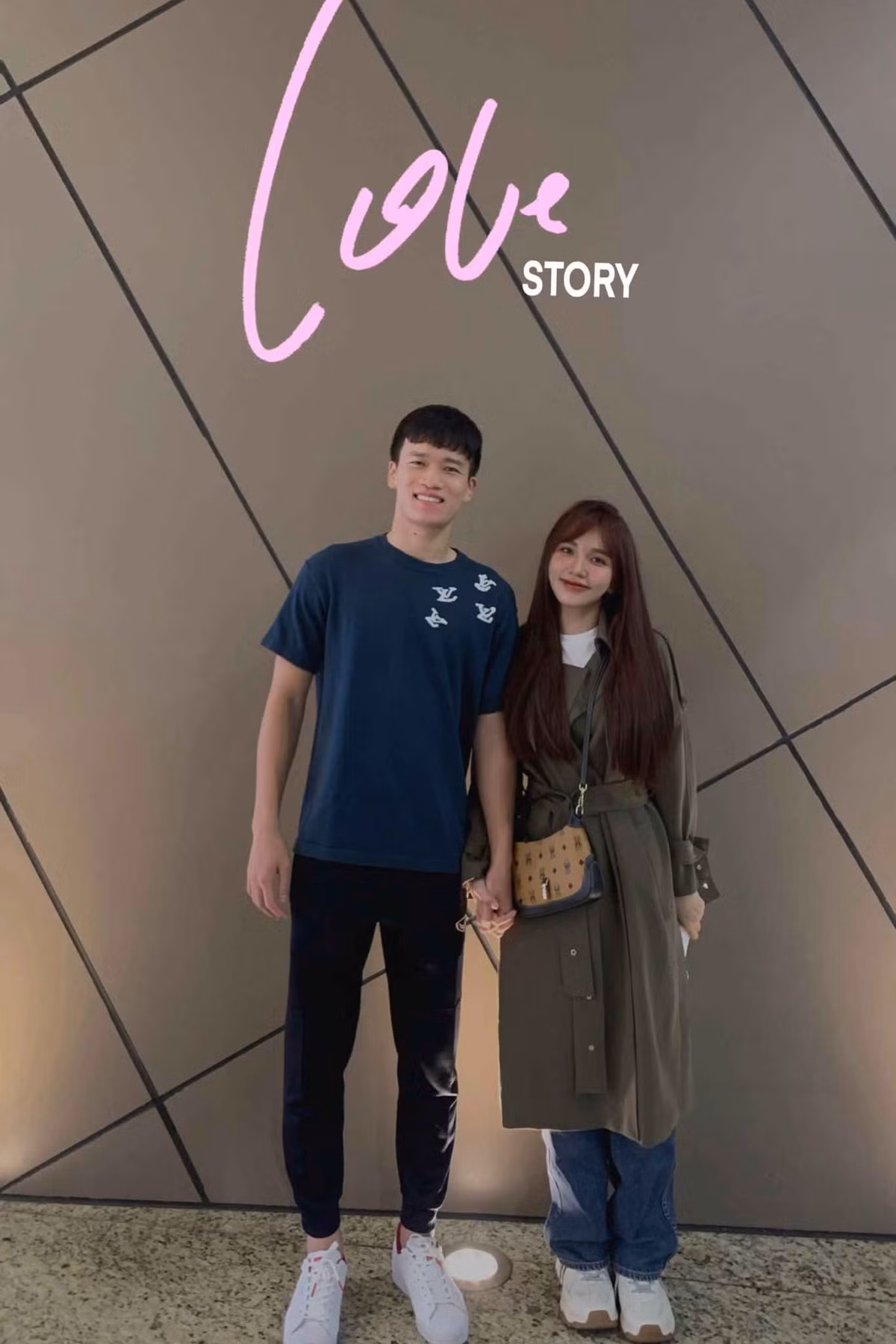 Đây không phải lần đầu tiên cộng đồng mạng được chiêm ngưỡng vẻ đẹp của bạn gái Hoàng Đức qua camera thường.