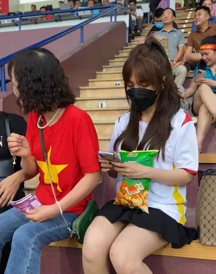 Sau khi lên song, nhiều người dành lời khen ngợi cho nhan sắc của bạn gái Hoàng Đức. Có thể thấy, dù không qua ứng dụng chỉnh ảnh, Gia Hân vẫn có ngoại hình toả sáng với làn da trắng, ít khuyết điểm cùng nụ cười tươi tắn, rạng rỡ.