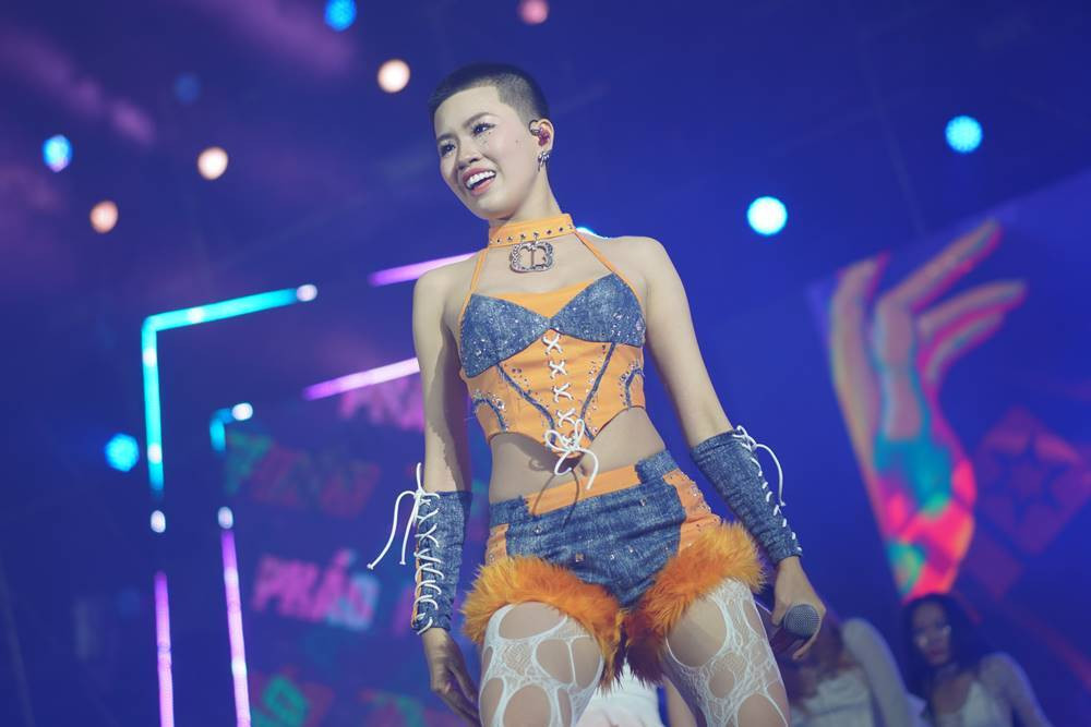 Trong khoảnh khắc này, Pháo mặc váy đỏ cực kỳ nổi bật, trang điểm sắc nét để chuẩn bị đi diễn. Màn kết hợp của mái tóc được cạo trọc cá tính với phong cách slay càng khiến cô nàng thêm phần ấn tượng.