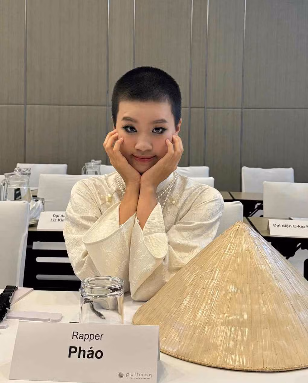 Với hình ảnh "đầu đinh" Pháo vẫn tự tin với visual "đỉnh của chóp" của mình.