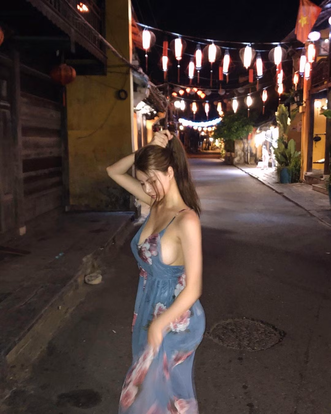 Sự khác biệt giữa màu của quần và áo sẽ làm nổi bật sự chia cắt của bộ trang phục, giúp hình dáng cơ thể được định hình rõ nét hơn. Bạn có thể ăn gian tối đa chiều cao với "cặp bài trùng" như áo croptop hay áo baby tee kết hợp cùng quần baggy.