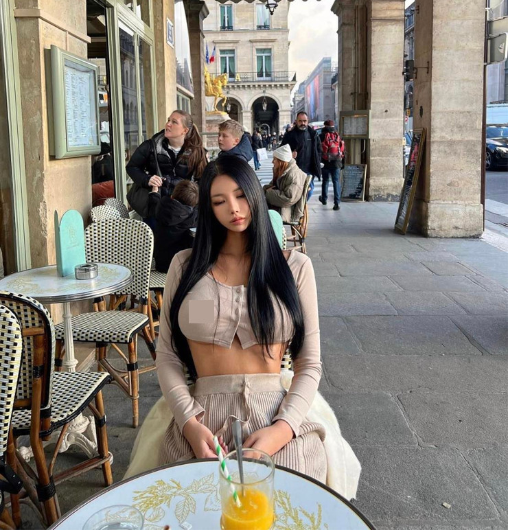 Beak Si Young là hot girl Hàn Quốc nổi tiếng trên khắp mạng xã hội. Cô nàng được cư dân mạng ca ngợi vì thân hình hoàn hảo, đặc biệt là khung xương chậu quá đẹp, thuộc top 1% những người có vóc dáng nữ thần.