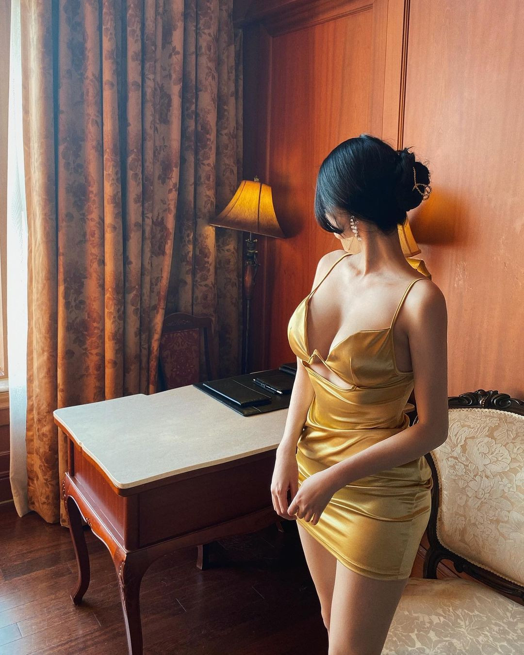 Điển hình, Si Young yêu thích nhất là những bộ váy xẻ ngực hình chữ V, để lộ vùng xương quai xanh nhiều nhất có thể.