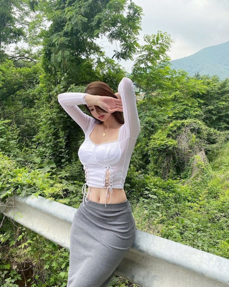 Đối với gu thời trang thường ngày, Beak Si Young cũng lựa chọn nhiều bộ đầm có thiết kế tương tự: hở tối đa phần trên và kín đáo ở dưới. Đây cũng là một trong những bí quyết giúp các cô gái thu hút sự chú ý và ăn gian được chiều cao đáng kể.