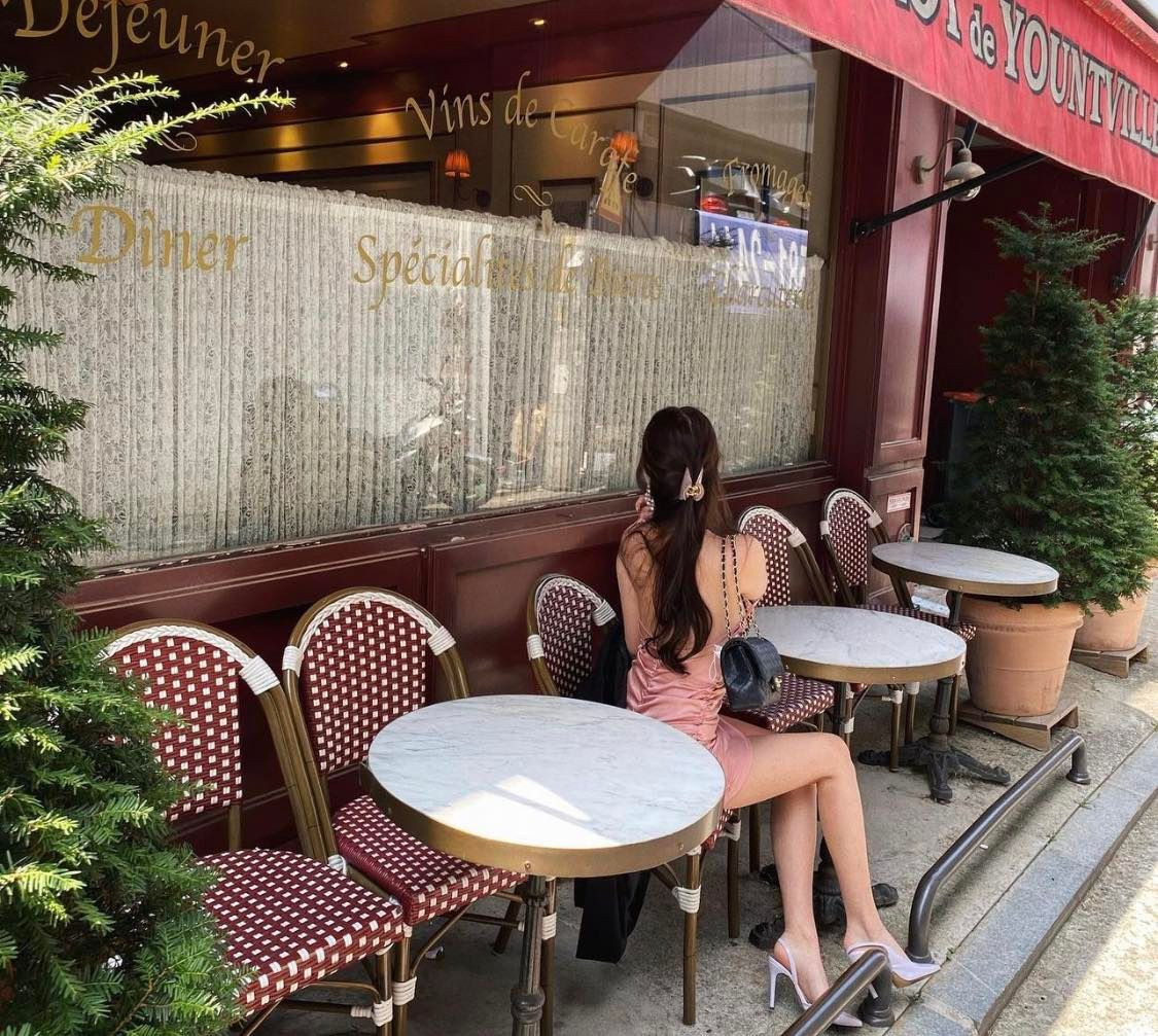 Mới đây, hot girl Beak Si Young gây chú ý đi uống cafe trên đường phố Paris với gu thời trang tôn dáng. Chỉ diện bộ đồ dệt kim ôm sát cơ thể, người đẹp cũng thu hút bao ánh nhìn.