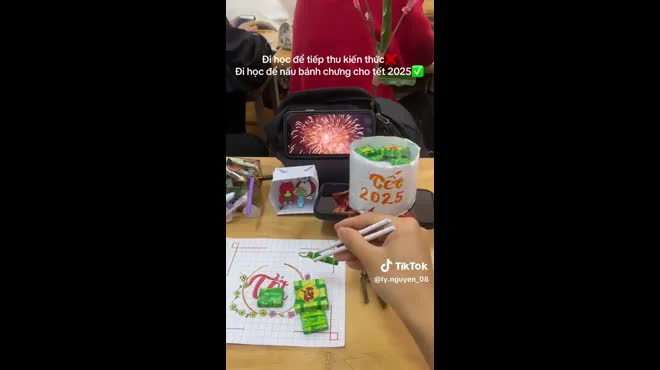 Ngoài ra, teen không quên ghép các bản nhạc Tết quen thuộc vào clip của mình. Những giai điệu vui tươi từ các ca khúc như "Tết đong đầy", "Tết là Tết" hay "Ngày Tết quê em" làm không khí càng thêm rộn ràng và vui tươi.