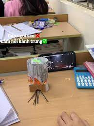 Không chỉ học sinh, sinh viên hưởng ứng mà cả dân văn phòng cũng hưởng ứng trào lưu này bằng việc tỉ mỉ làm những nồi bánh chưng bắt mắt và độc đáo.