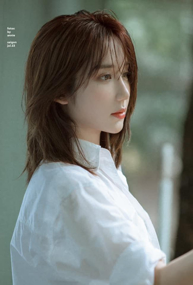 Trong loạt hình ảnh, nữ streamer diện trang phục đơn giản với chiếc áo sơ mi trắng form rộng, nhưng mọi thứ vẫn rất “keo” vì nhan sắc xinh đẹp cùng thần thái ngút ngàn của cô.