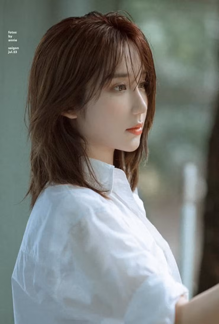 Trong loạt hình ảnh, nữ streamer diện trang phục đơn giản với chiếc áo sơ mi trắng form rộng, nhưng mọi thứ vẫn rất “keo” vì nhan sắc xinh đẹp cùng thần thái ngút ngàn của cô.