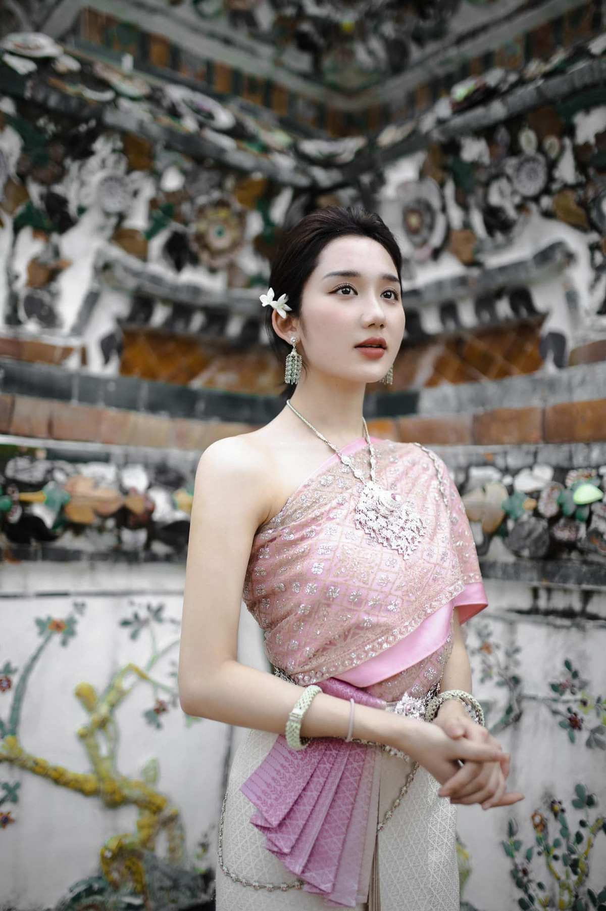 Không chỉ dừng lại ở đó, gương mặt xinh đẹp với ngũ quan hài hoà cùng đường nét sắc sảo của Mina Young đã nhận được hàng loạt lời xuýt xoa, khen ngợi của đông đảo khán giả.