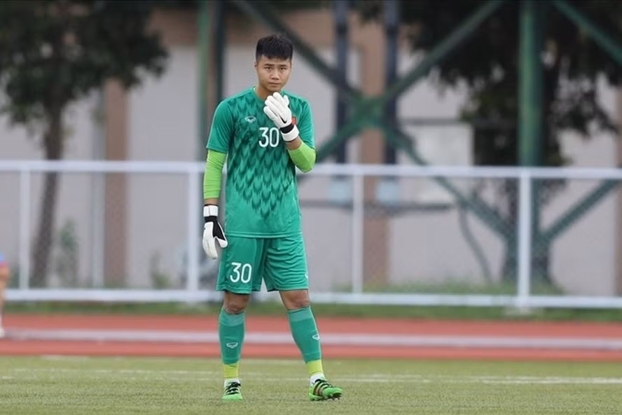 Thủ thành Văn Toản cũng là cầu thủ đủ điều kiện để dự ASIAD 19 do giải đấu này tổ chức muộn 1 năm.