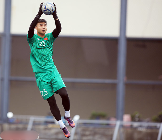 Văn Toản thể hiện tốt trong màu áo các lứa U của bóng đá Việt Nam thời gian qua. Chàng thủ môn người Hải Phòng dần chiếm được vị trí ở những giải trẻ và là gương mặt thường xuyên được "ăn cơm tuyển".