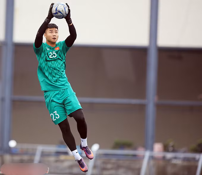 Văn Toản thể hiện tốt trong màu áo các lứa U của bóng đá Việt Nam thời gian qua. Chàng thủ môn người Hải Phòng dần chiếm được vị trí ở những giải trẻ và là gương mặt thường xuyên được "ăn cơm tuyển".