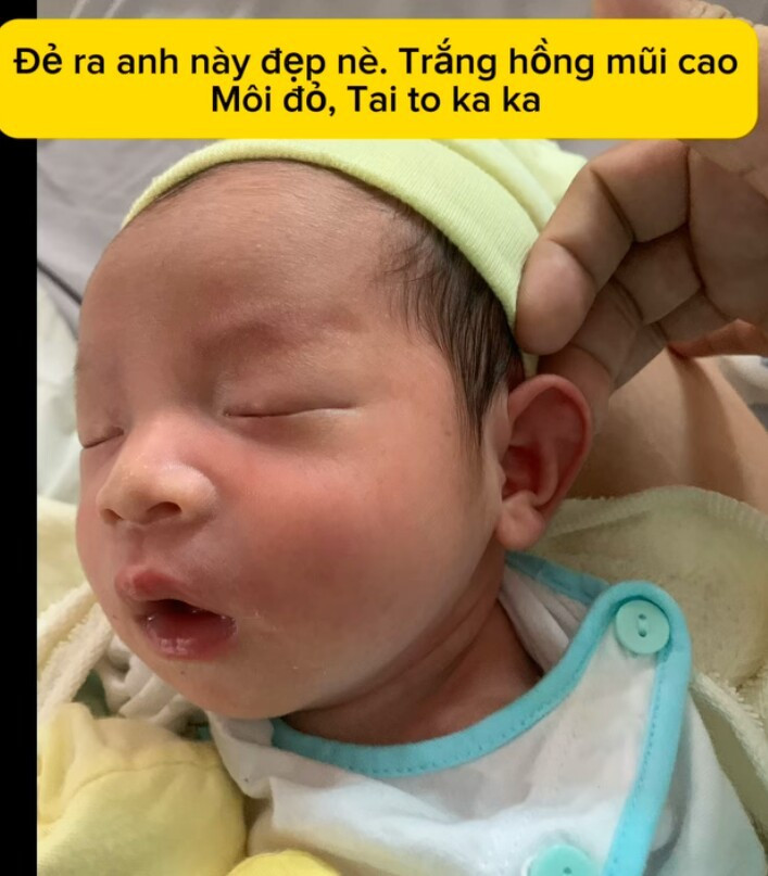 Trong video đó, Phượng Thị Nở khiến nhiều người chú ý không chỉ bởi sự thay đổi về gương mặt, vóc dáng của bà mẹ mà còn bởi trong 2 hành trình sinh nở.