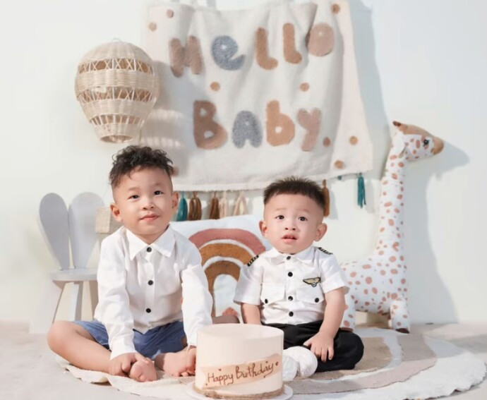 Chưa dừng lại, Phượng Thị Nở tiếp tục sinh thêm con thứ 2. Tuy nhiên lần thứ 2 nhiều bất ngờ hơn bởi nhóc tỳ vừa chào đời đã sở hữu vẻ đẹp rất Tây khiến bà mẹ cũng phải xuýt xoa "Đẻ ra anh này đẹp nè. Trắng hồng, mũi cao, môi đỏ, tai to".