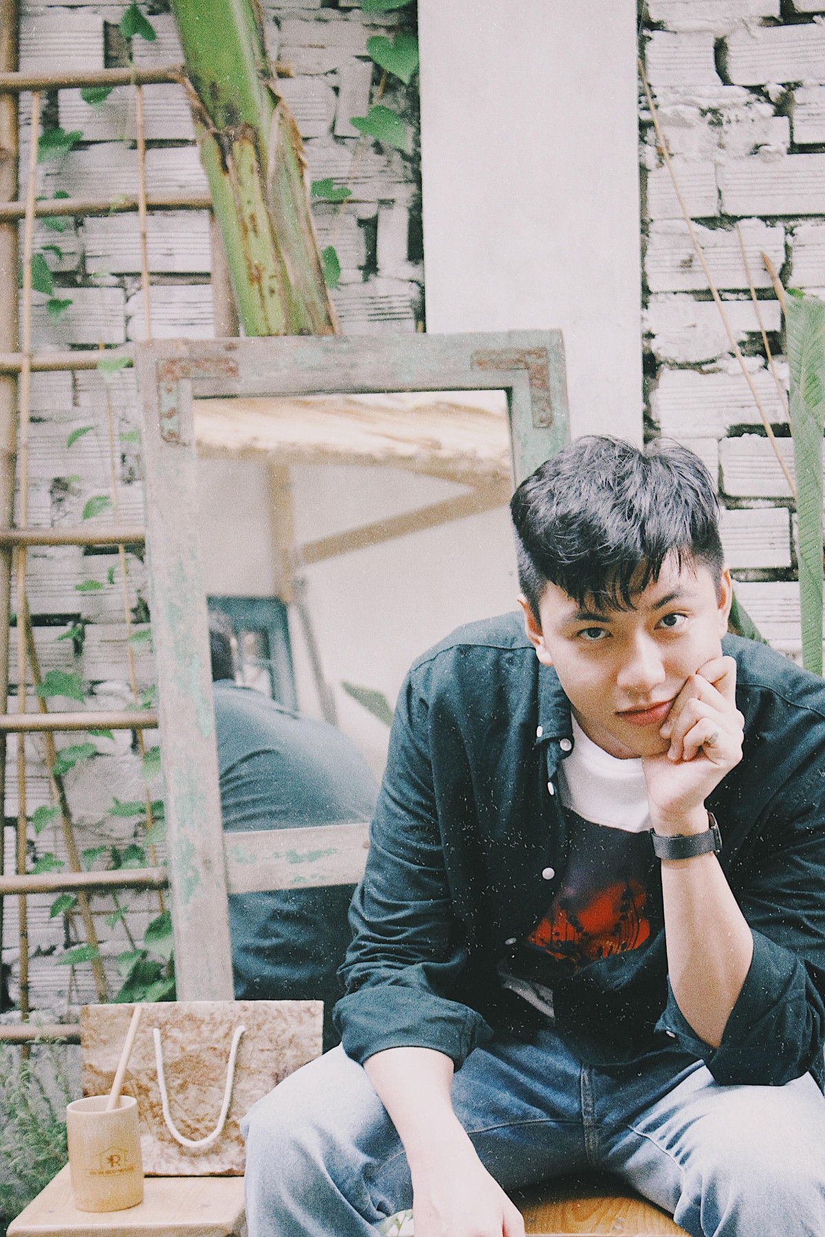 Khi được hỏi về những sự cố trên máy bay, Sỹ Khiêm nhiệt tình chia sẻ: "Nếu có khách hàng la mắng, tức giận thì mình sẽ giữ bình tĩnh, vẫn nở nụ cười và giải quyết ổn thỏa theo khả năng của mình. Nếu vượt quá khả năng mình có thể giải quyết thì mình sẽ nhờ đến sự giúp đỡ của tiếp viên trưởng".