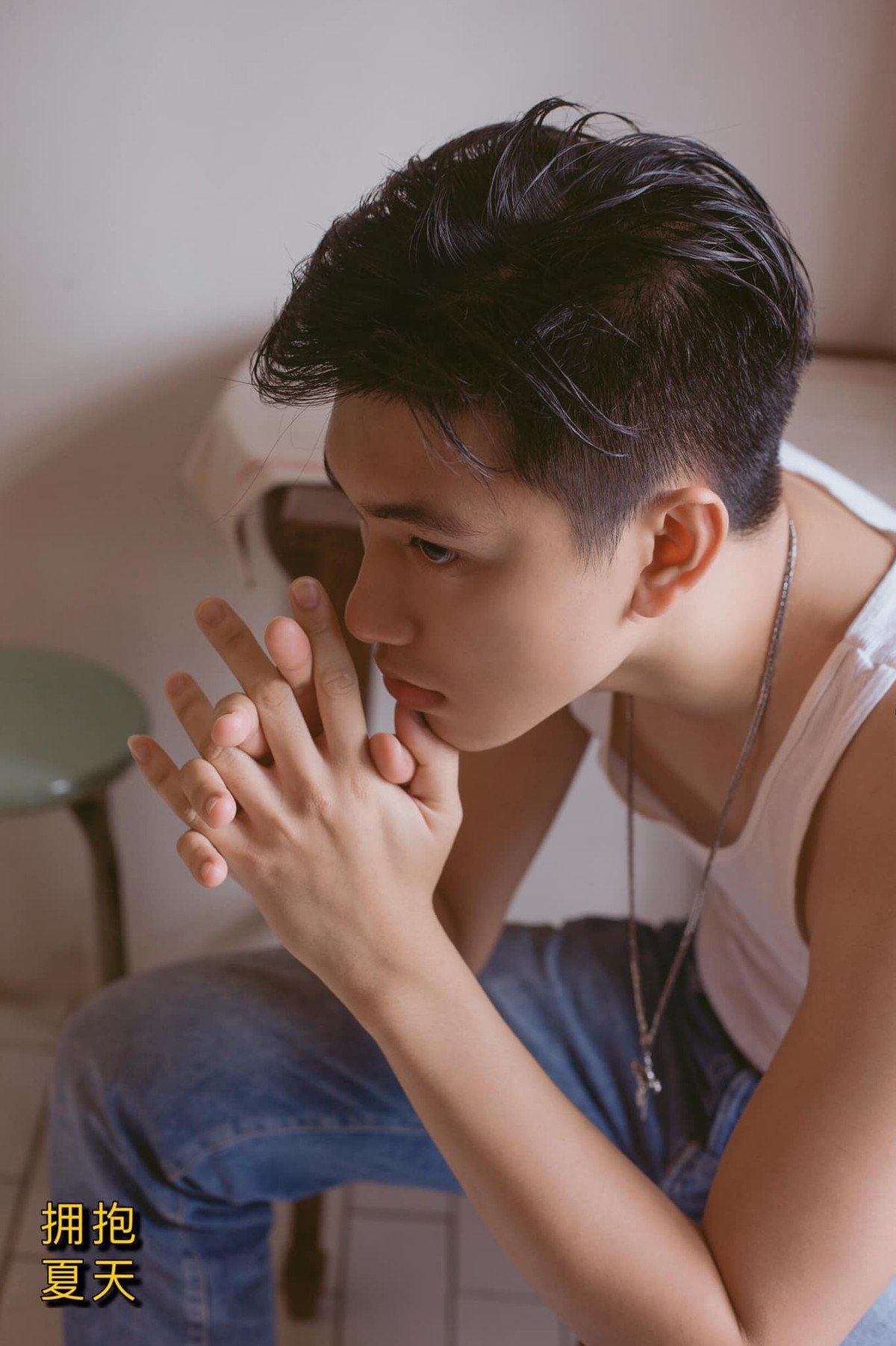 Điển hình như nickname H.N có bình luận trong bức ảnh của Sỹ Khiêm: “Bạn này đẹp trai quá, kiểu giống mấy ộp pa Hàn Quốc ý. Góc nghiêng thần thánh của bạn này cũng đẹp quá trời luôn”.