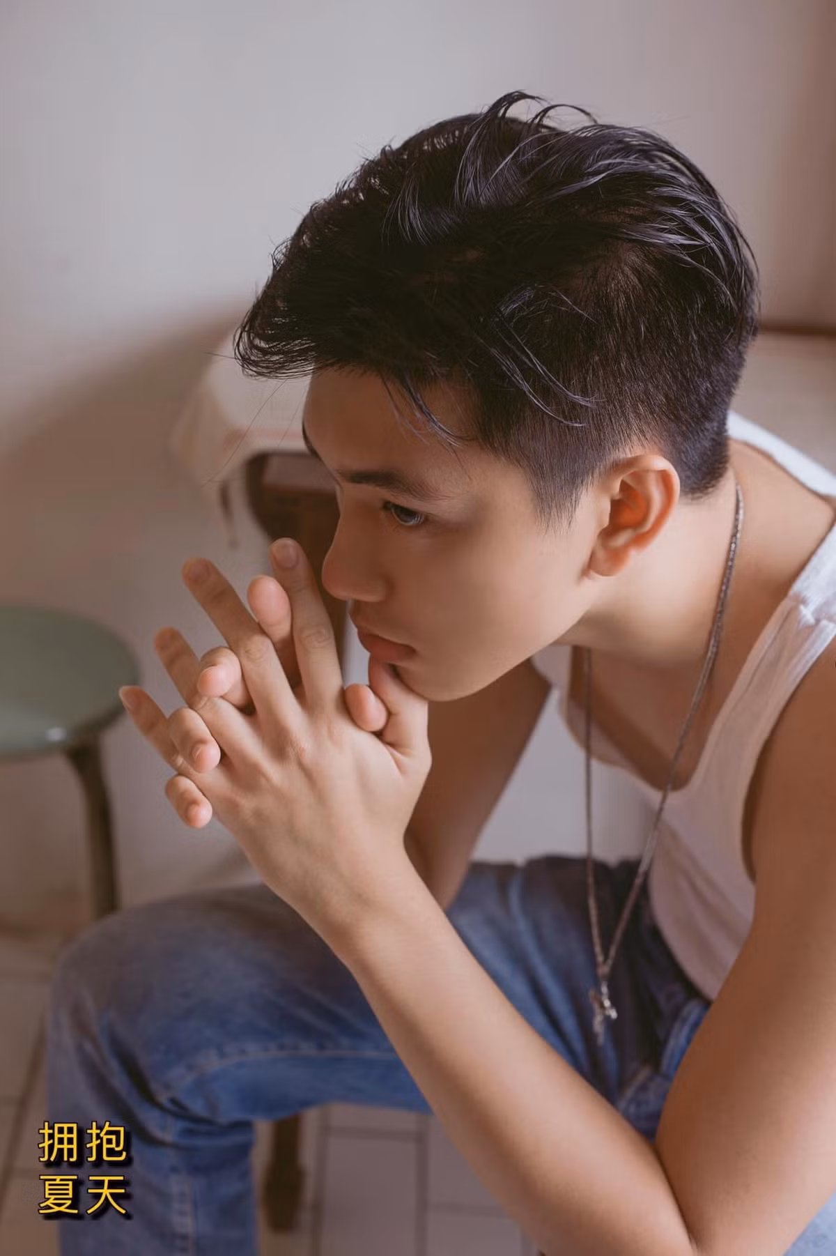 Điển hình như nickname H.N có bình luận trong bức ảnh của Sỹ Khiêm: “Bạn này đẹp trai quá, kiểu giống mấy ộp pa Hàn Quốc ý. Góc nghiêng thần thánh của bạn này cũng đẹp quá trời luôn”.