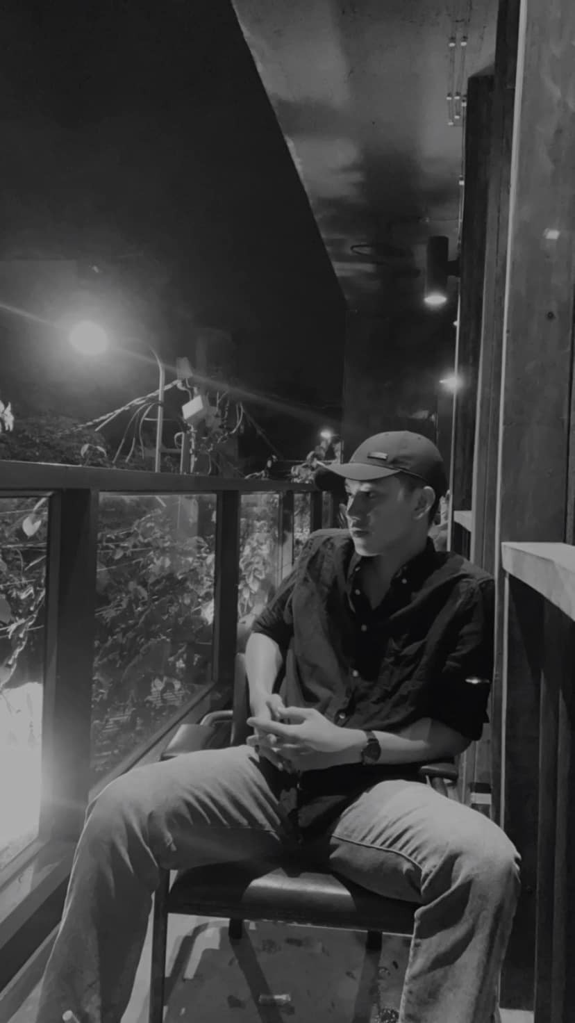 Theo mọi người xung quanh thì anh chàng Sỹ Khiêm này là một người vui vẻ, hòa đồng và rất “tăng động” vì nói rất nhiều.