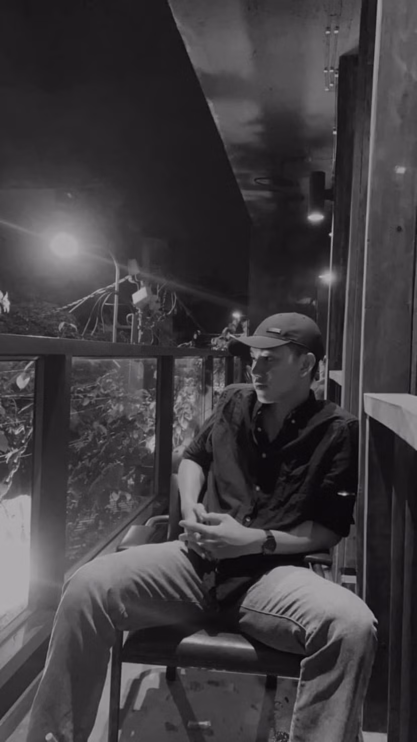 Theo mọi người xung quanh thì anh chàng Sỹ Khiêm này là một người vui vẻ, hòa đồng và rất “tăng động” vì nói rất nhiều.