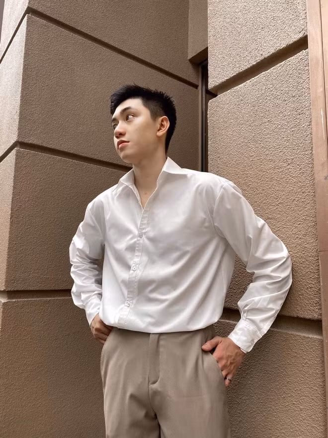 Sau khi được chia sẻ chỉ vài giờ, dân mạng đã nhanh chóng tìm ra các thông tin về nam chính. Người đã khiến trái tim của nhiều chị em nhảy loạn xạ là Bùi Sỹ Khiêm, sinh năm 1995, quê ở Gò Công, Tiền Giang, hiện đang làm tiếp viên hàng không và đang sinh sống tại TP. HCM.