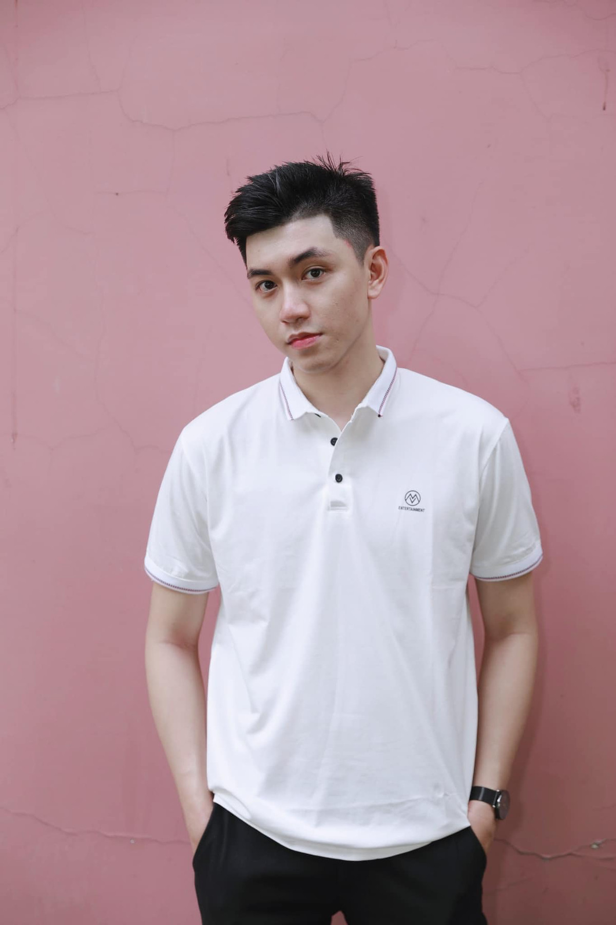 Còn nickname T.H thì để lại bình luận dưới ảnh của chàng tiếp viên hàng không Sỹ Khiêm rằng: "Các chị em cứ thần tượng soái ca ở đâu chứ mình thấy Việt Nam còn nhiều soái ca thật hơn ý. Bạn này là tiếp viên vừa đẹp trai mà còn hào hoa phong nhã. Chị em chết mê chết mệt là có thật nhé. Hàng Việt Nam đúng là chất lượng cao".