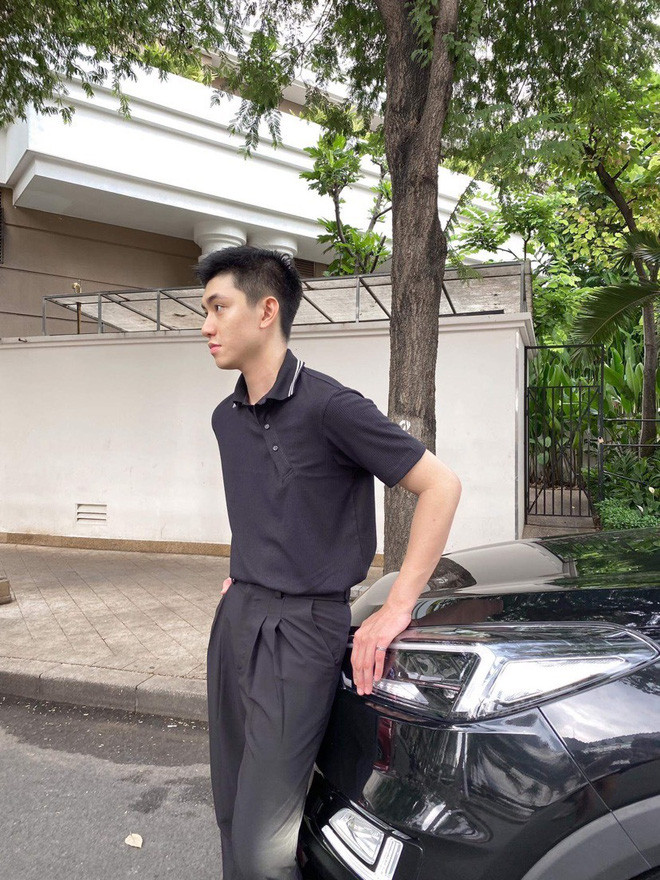 Khi được nhiều người biết đến, nam tiếp viên hàng không Sỹ Khiêm cho hay: “Mình rất bất ngờ khi mọi người chia sẻ hình ảnh của mình nhiều đến vậy. Có bạn nào đó chia sẻ ảnh mình trên page rồi gắn thẻ mình vào. Thế là thông báo cứ nhảy liên tục”.