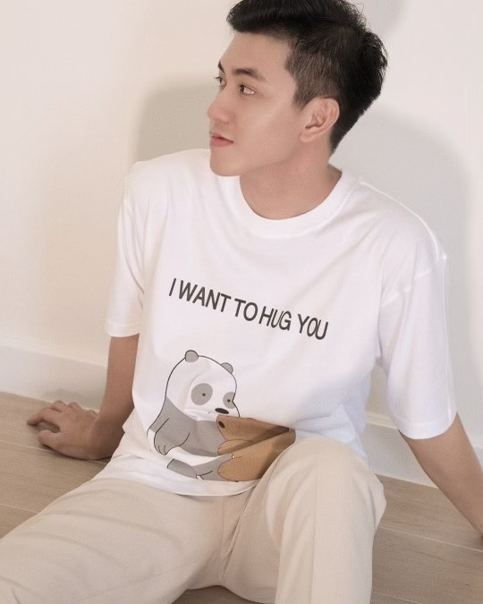 Theo chàng tiếp viên hàng không 9X Sỹ Khiêm sau khi gây sự chú ý đến cộng đồng mạng thì có rất nhiều người kết bạn, hàng trăm tin nhắn làm quen.