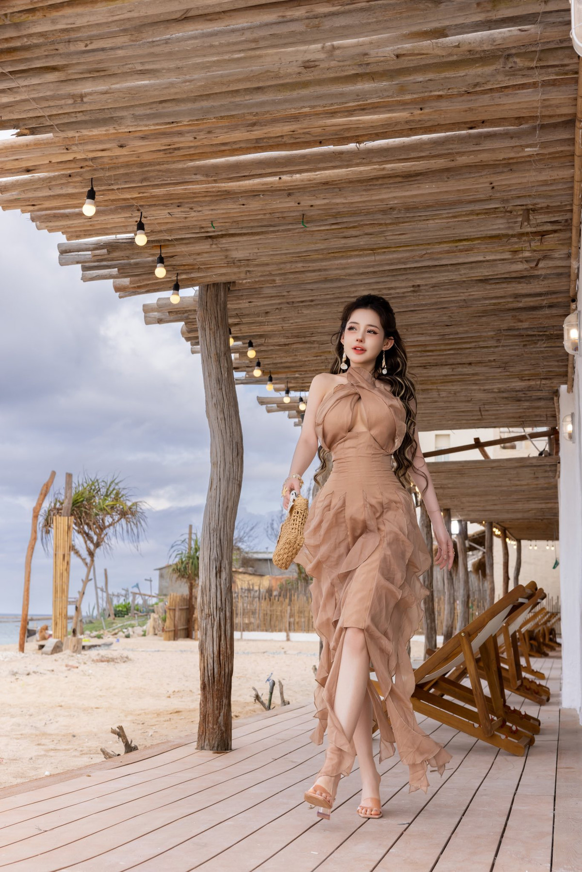 Ngân 98 có tên đầy đủ là Võ Thị Ngọc Ngân. Cô sinh năm 1998 tại Bình Định. Người đẹp 9x nổi tiếng với những video khoe thân, phát ngôn gây sốc trên mạng xã hội.