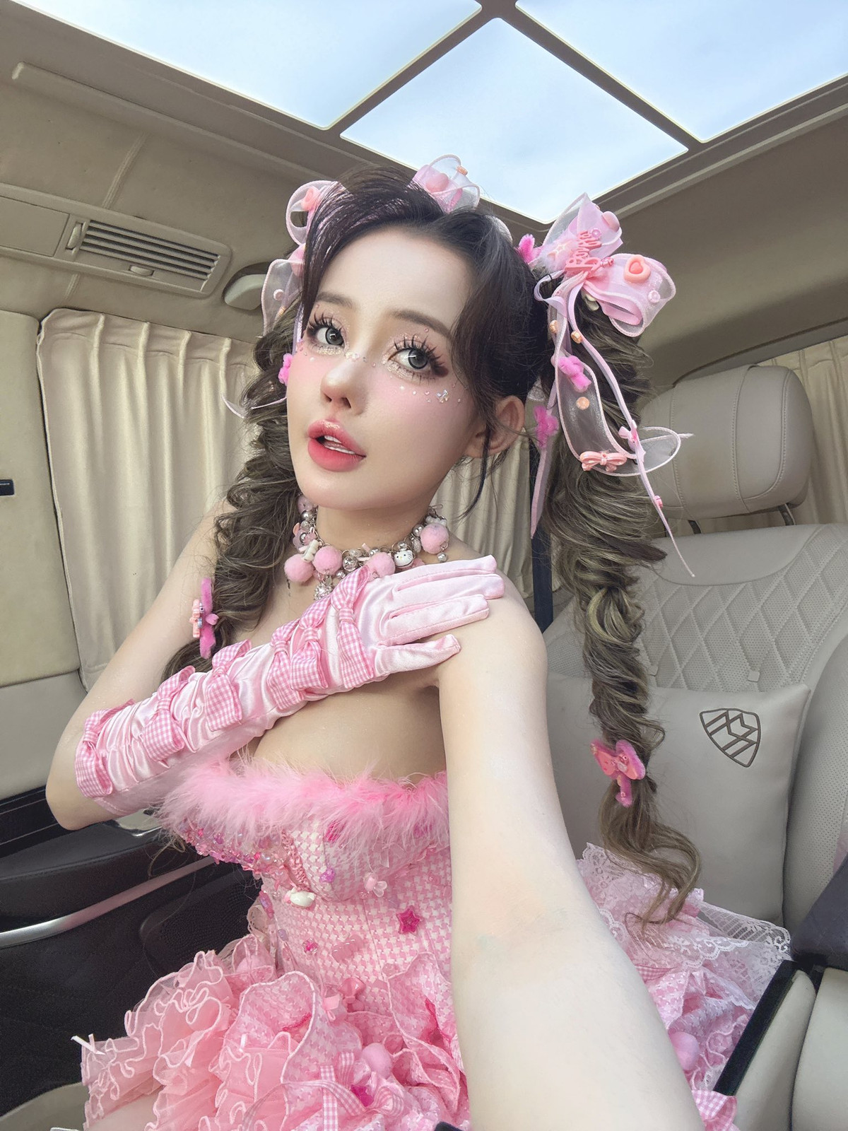 Cô thường xuất hiện với những trang phục "như có như không", triệt để khoe trọn vòng 1. Lấn sân sang lĩnh vực DJ, Ngân 98 được xem có phong cách biểu diễn táo bạo, chịu khoe chịu cởi.