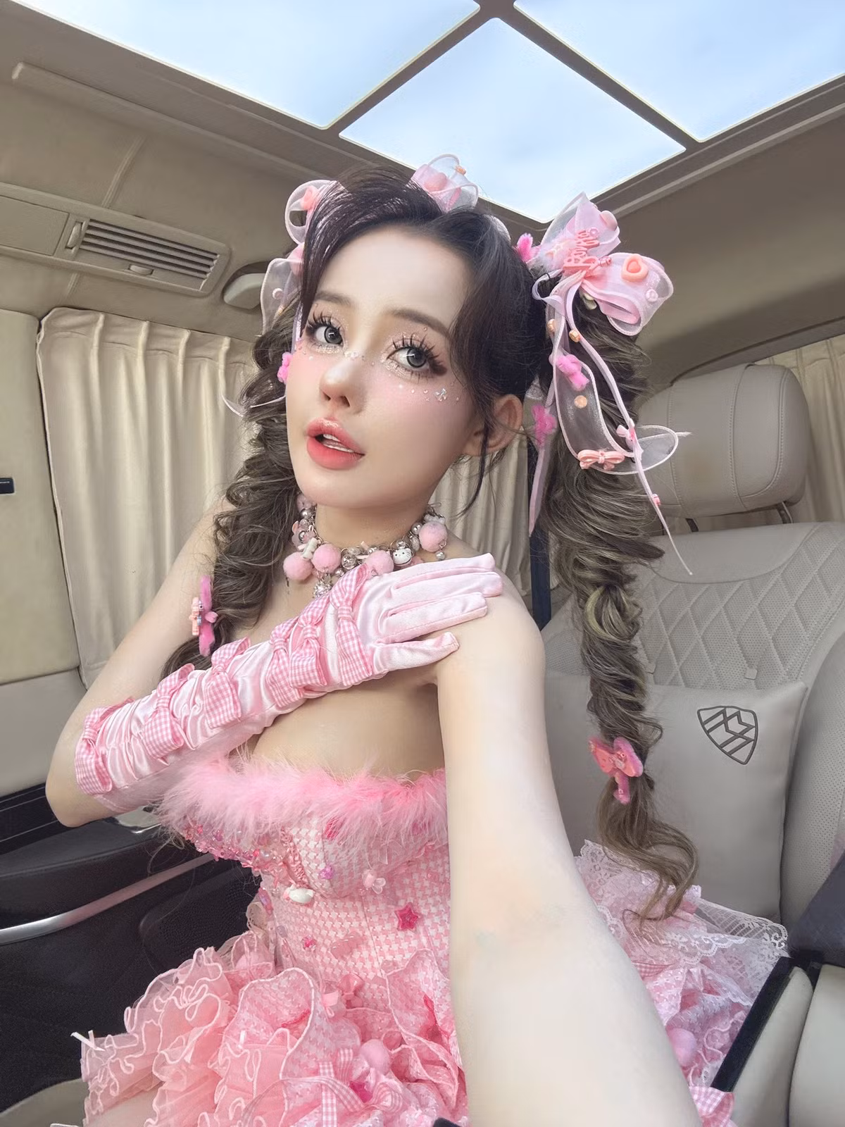 Cô thường xuất hiện với những trang phục "như có như không", triệt để khoe trọn vòng 1. Lấn sân sang lĩnh vực DJ, Ngân 98 được xem có phong cách biểu diễn táo bạo, chịu khoe chịu cởi.