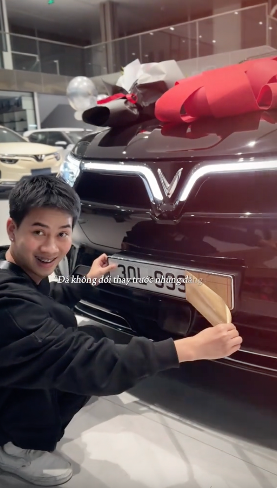 Được biết vợ chồng Dương Gió Tai và Thảo bán xôi mua chiếc xe VF9, đang có giá niêm yết từ hơn 1,5 tỷ đến khoảng 1,8 tỷ đồng.