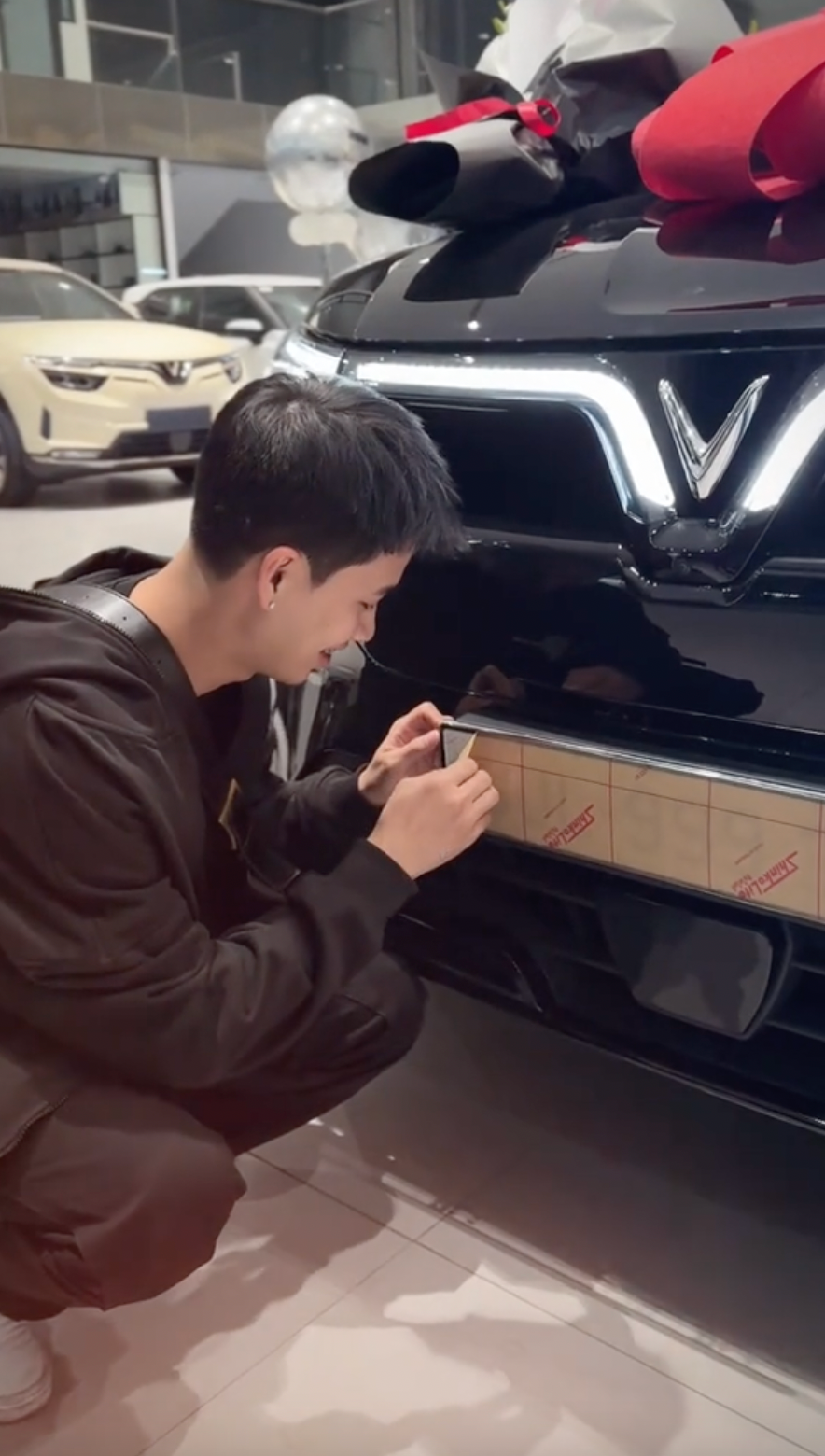 Trong clip báo tin vui với dân mạng, hiện tượng mạng Nguyễn Hoàng Dương (Dương Gió Tai) viết ngắn gọn: “Cảm ơn sự nỗ lực của bản thân” và không quên tag vợ.