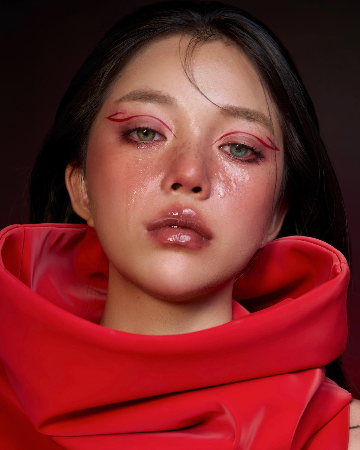 Linh Ngọc Đàm hé lộ thời gian lý tưởng để kết hôn là "Khi nào đủ vững vàng cho tất cả những người cô yêu có cuộc sống tốt đẹp và đủ đầy thì tui mới chính thức sống vì mình. Có thể là 5 - 10 năm. Có thể là cả đời".