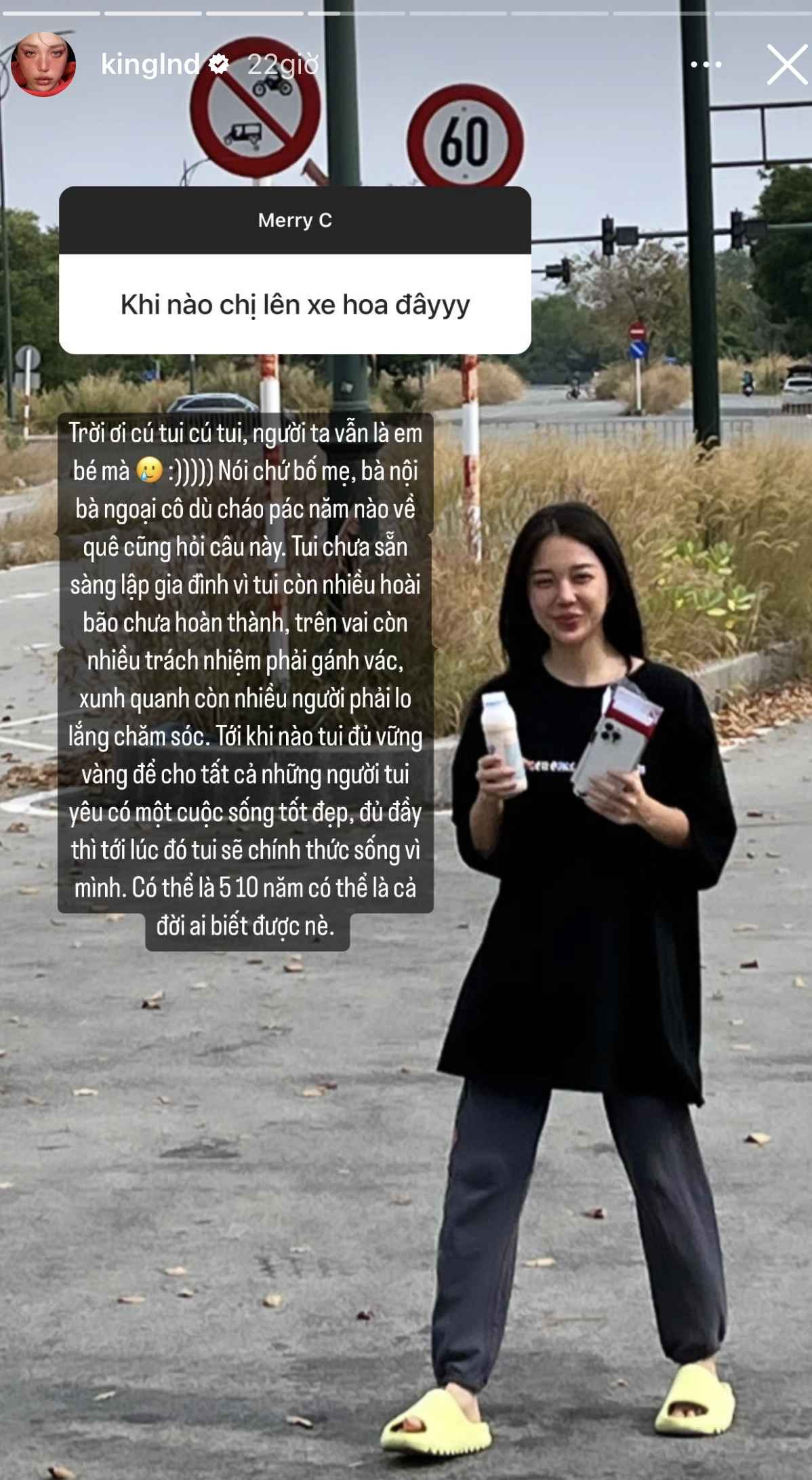 Khi được hỏi về chuyện "lên xe hoa", Linh tuyên bố rằng hiện cô vẫn chưa sẵn sàng cho việc kết hôn vì còn nhiều hoài bão cho sự nghiệp riêng, trên vai còn nhiều trọng trách cần gánh vác.