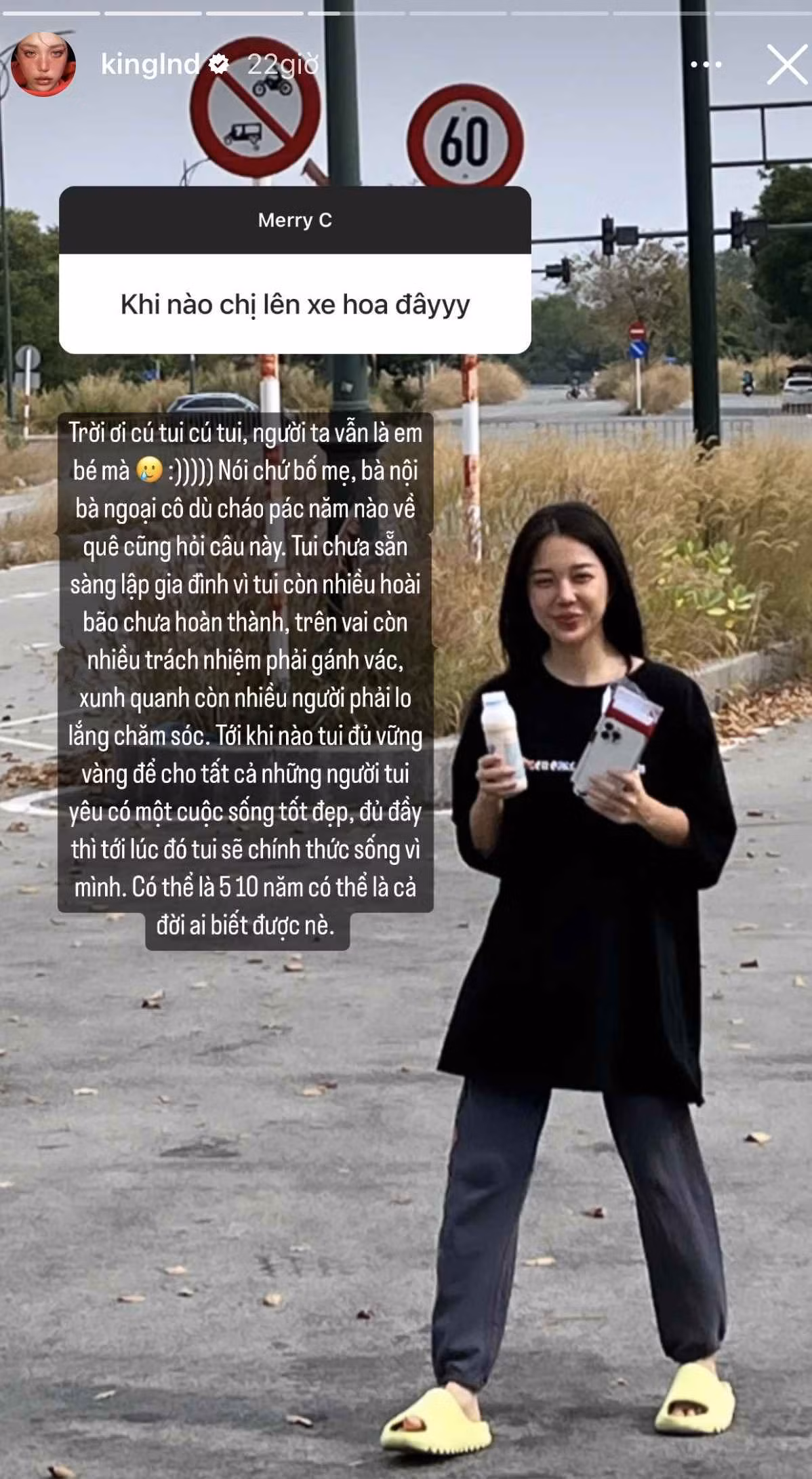 Khi được hỏi về chuyện "lên xe hoa", Linh tuyên bố rằng hiện cô vẫn chưa sẵn sàng cho việc kết hôn vì còn nhiều hoài bão cho sự nghiệp riêng, trên vai còn nhiều trọng trách cần gánh vác.