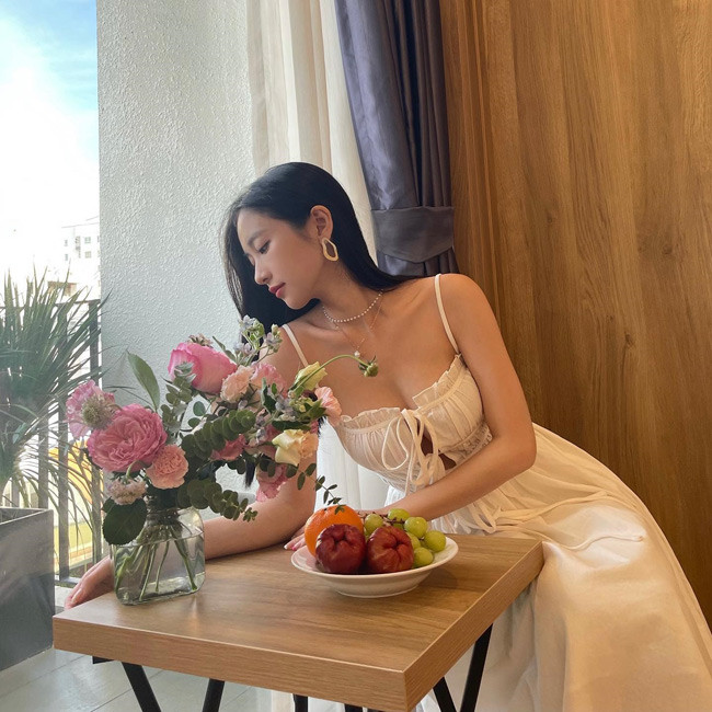 Jun Vũ thay đổi ngoạn mục về phong cách ăn mặc, xuất hiện trên mạng xã hội với hình ảnh bất ngờ. Cô nàng quyến rũ, sắc sảo và táo bạo hơn.