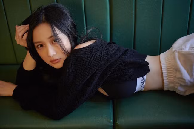 Nhắc đến Jun Vũ, người ta luôn nhớ đến một cô gái đa tài, nghiêm túc trong con đường nghệ thuật. Ngoài đời, cô nàng có cuộc sống vui vẻ, màu sắc.